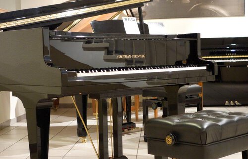 GROTRIAN-STEINWEG_Fluegel_im_Pianohaus_van_Bremen_in_Dortmund.JPG